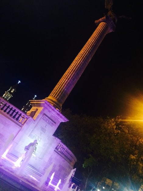 Depicts the Peruvian flag waving in front of the Palace of Justice in Lima, symbolizing the legal framework of the country.